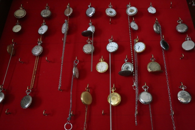 Eski cep saatlerini toplayıp köyünde sergiliyor