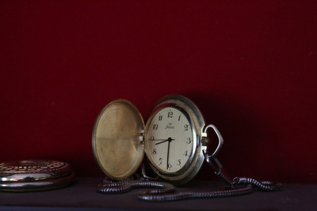 Eski cep saatlerini toplayıp köyünde sergiliyor