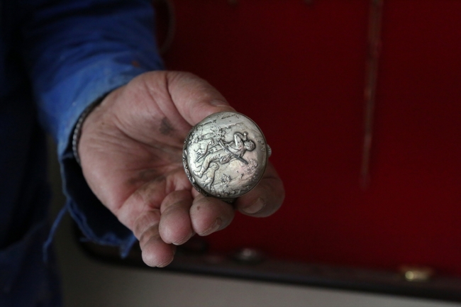 Eski cep saatlerini toplayıp köyünde sergiliyor