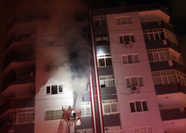 Adana'da çıkan yangında bir ev kül oldu