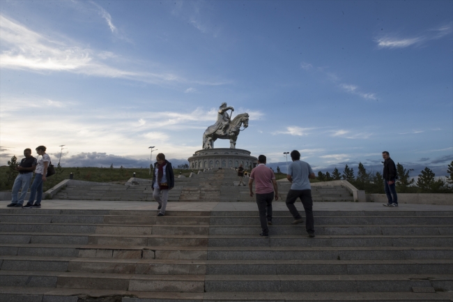 Cengiz Han'ın atlı heykeline ziyaretçilerden yoğun ilgi