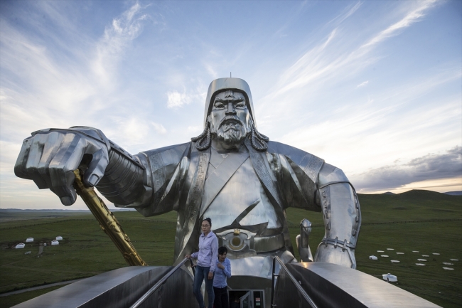 Cengiz Han'ın atlı heykeline ziyaretçilerden yoğun ilgi