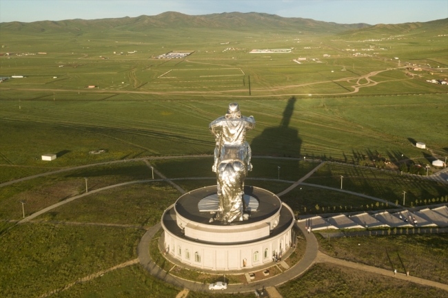Cengiz Han'ın atlı heykeline ziyaretçilerden yoğun ilgi