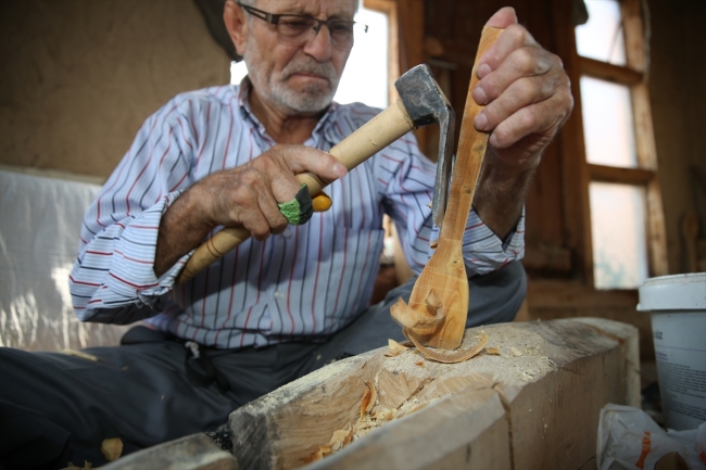 Babasından devraldığı 'şimşir kaşık' yapımını 60 yıldır sürdürüyor