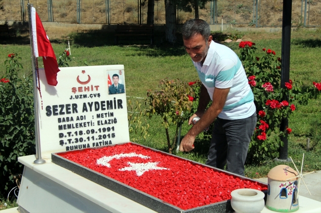 Şehitlikte hüzünlü bayramlaşma