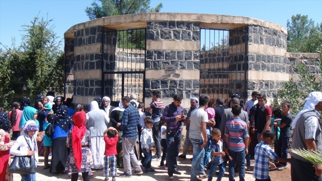 Şanlıurfa Viranşehir'deki türbelerde bayram yoğunluğu