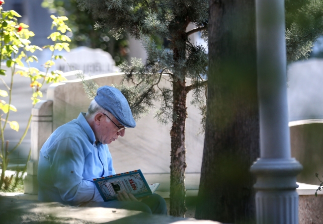 Şehitliklerde bayram buruk geçiyor