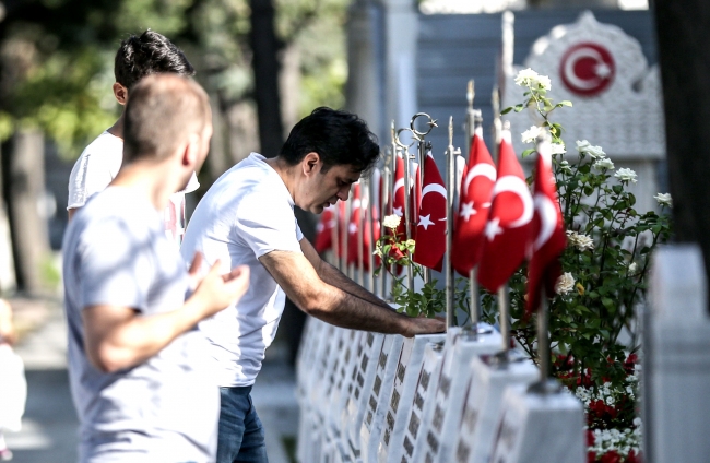 Şehitliklerde bayram buruk geçiyor