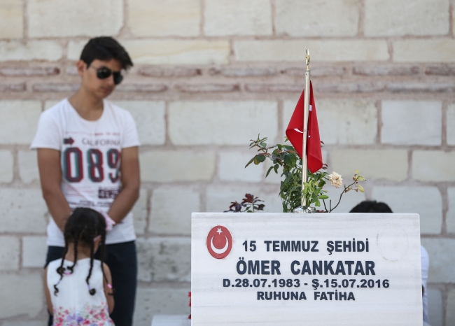 Şehitliklerde bayram buruk geçiyor