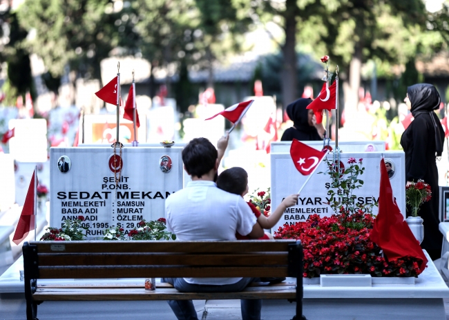 Şehitliklerde bayram buruk geçiyor