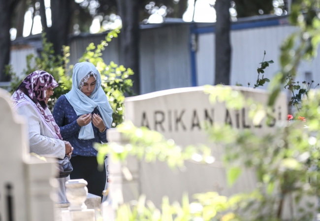 Şehitliklerde bayram buruk geçiyor