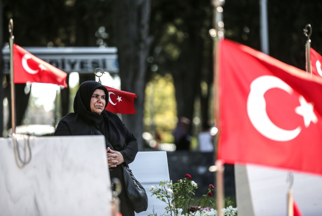 Şehitliklerde bayram buruk geçiyor