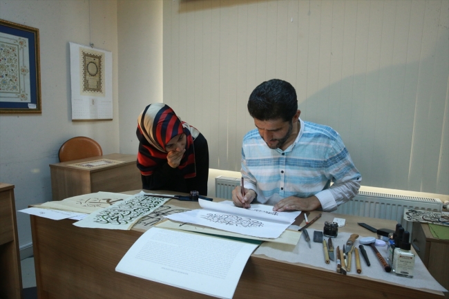 Ustalarının izinde Osmanlı mirası hat sanatını yaşatıyor