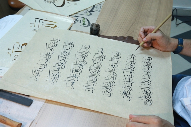 Ustalarının izinde Osmanlı mirası hat sanatını yaşatıyor