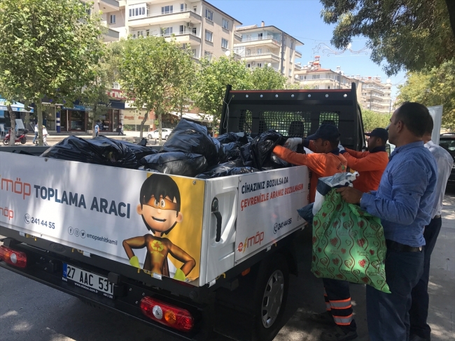 Kullanılmış kıyafetler 'kumbaralar' sayesinde hayat buluyor