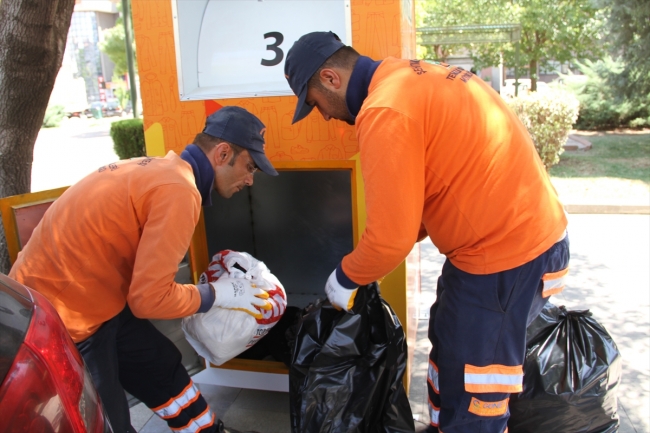 Kullanılmış kıyafetler 'kumbaralar' sayesinde hayat buluyor