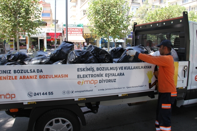 Kullanılmış kıyafetler 'kumbaralar' sayesinde hayat buluyor