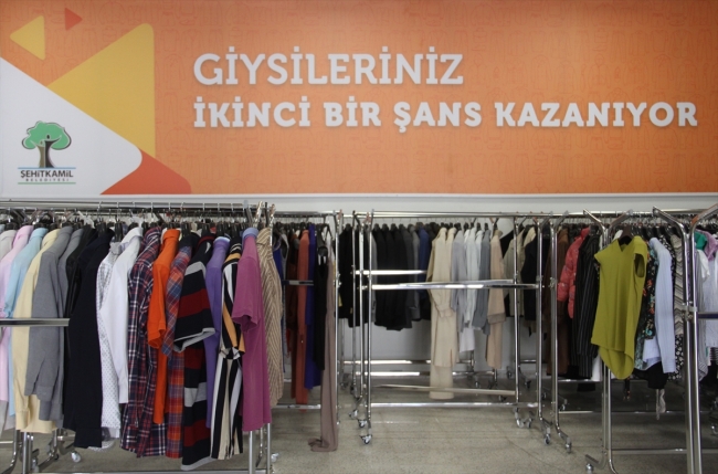 Kullanılmış kıyafetler 'kumbaralar' sayesinde hayat buluyor