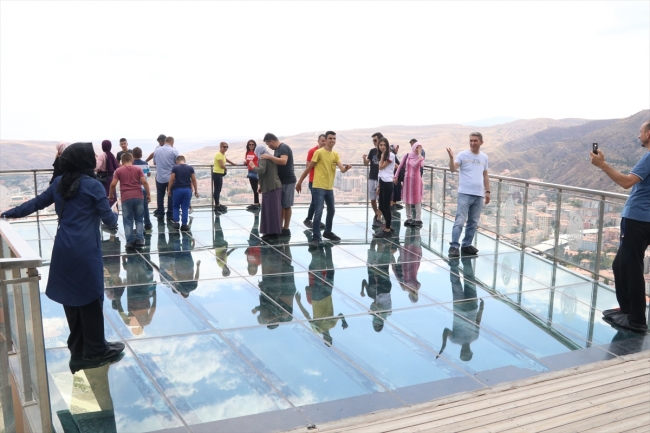 Bayram tatili için Çankırı'ya gelenler cam terasa yoğun ilgi gösteriyor