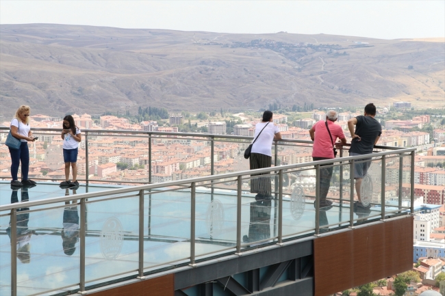 Bayram tatili için Çankırı'ya gelenler cam terasa yoğun ilgi gösteriyor