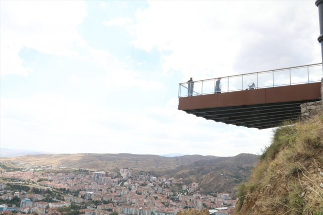 Bayram tatili için Çankırı'ya gelenler cam terasa yoğun ilgi gösteriyor