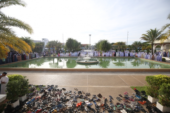 Dünya Müslümanları bayramı coşkuyla karşıladı