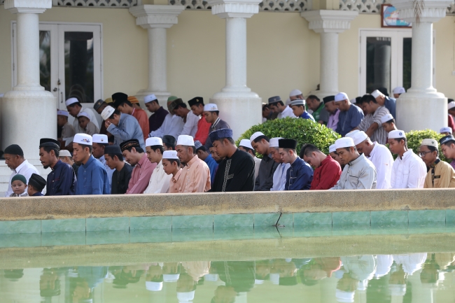 Dünya Müslümanları bayramı coşkuyla karşıladı