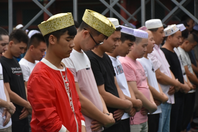 Dünya Müslümanları bayramı coşkuyla karşıladı