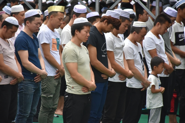 Dünya Müslümanları bayramı coşkuyla karşıladı