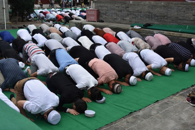 Dünya Müslümanları bayramı coşkuyla karşıladı