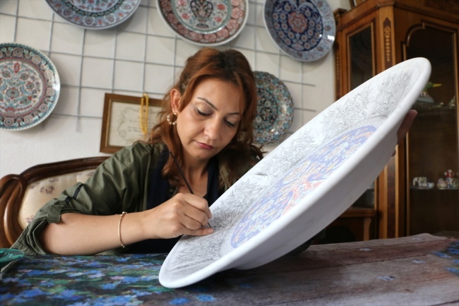 Aile büyüklerinin izinden gidip 'diplomalı çini ustası' oldu