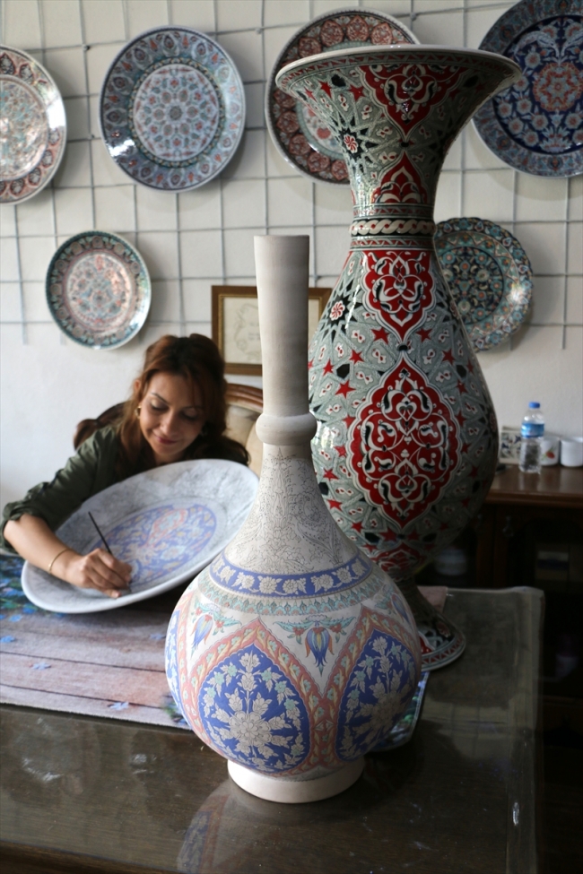 Aile büyüklerinin izinden gidip 'diplomalı çini ustası' oldu