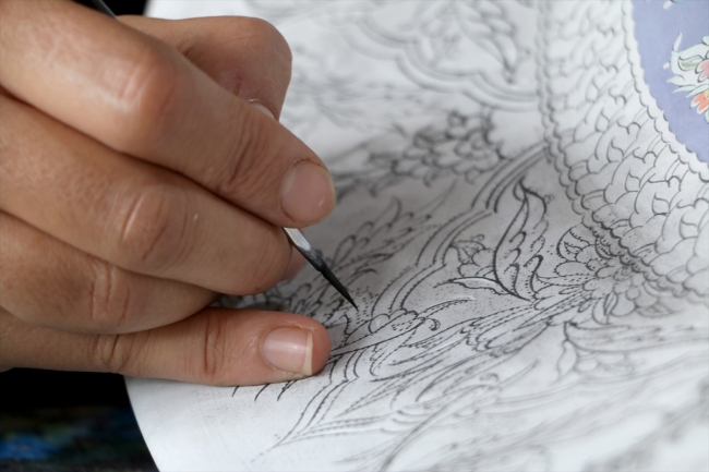 Aile büyüklerinin izinden gidip 'diplomalı çini ustası' oldu