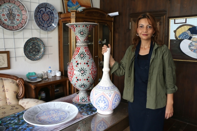 Aile büyüklerinin izinden gidip 'diplomalı çini ustası' oldu