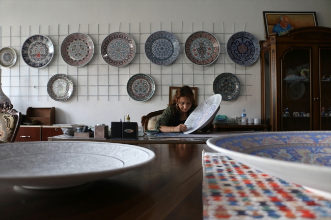 Aile büyüklerinin izinden gidip 'diplomalı çini ustası' oldu