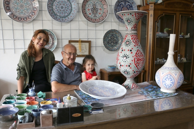 Aile büyüklerinin izinden gidip 'diplomalı çini ustası' oldu
