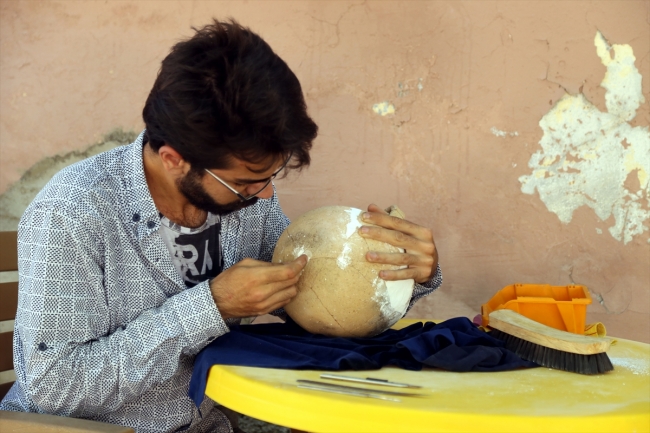 Karahüyük'te 3 bin yıllık "urne" mezar bulundu