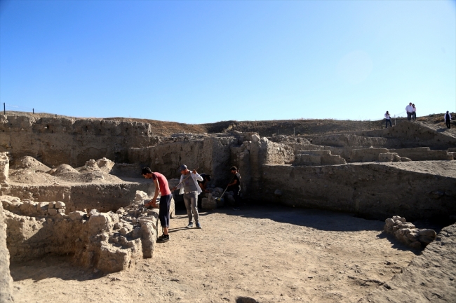 Karahüyük'te 3 bin yıllık "urne" mezar bulundu