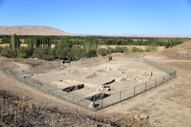 Karahüyük'te 3 bin yıllık "urne" mezar bulundu