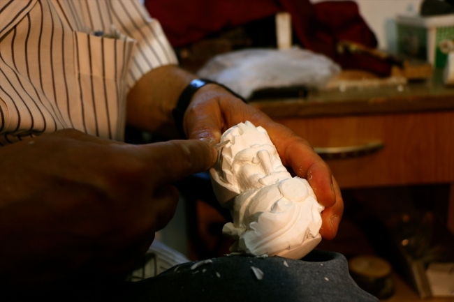 Ustalar lüle taşını hayal gücüyle şekillendiriyor