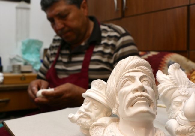 Ustalar lüle taşını hayal gücüyle şekillendiriyor