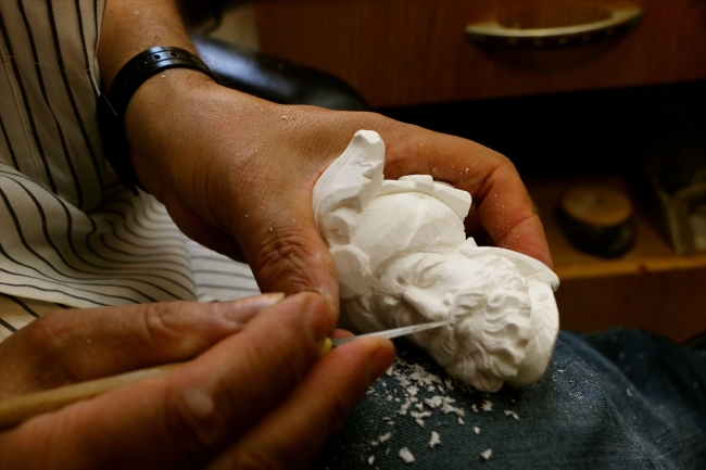 Ustalar lüle taşını hayal gücüyle şekillendiriyor