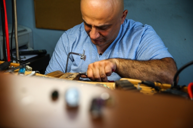 Sadekar ustası mücevherleri tasarımlarıyla ölümsüzleştiriyor