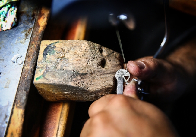 Sadekar ustası mücevherleri tasarımlarıyla ölümsüzleştiriyor