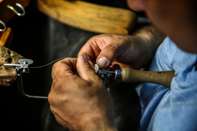 Sadekar ustası mücevherleri tasarımlarıyla ölümsüzleştiriyor