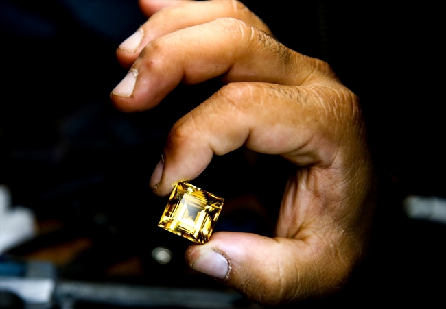 Sadekar ustası mücevherleri tasarımlarıyla ölümsüzleştiriyor