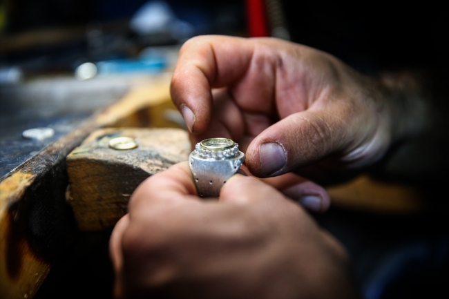 Sadekar ustası mücevherleri tasarımlarıyla ölümsüzleştiriyor