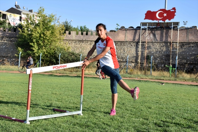 Sandalyeden yaptığı parkurda çalıştı, Türkiye rekoru kırdı