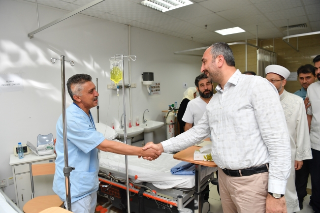 Gül ve Erbaş Mekke'de hastalarla bayramlaştı
