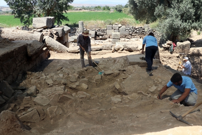 Antik kentte "Selene" ve "Helios" kabartmaları bulundu